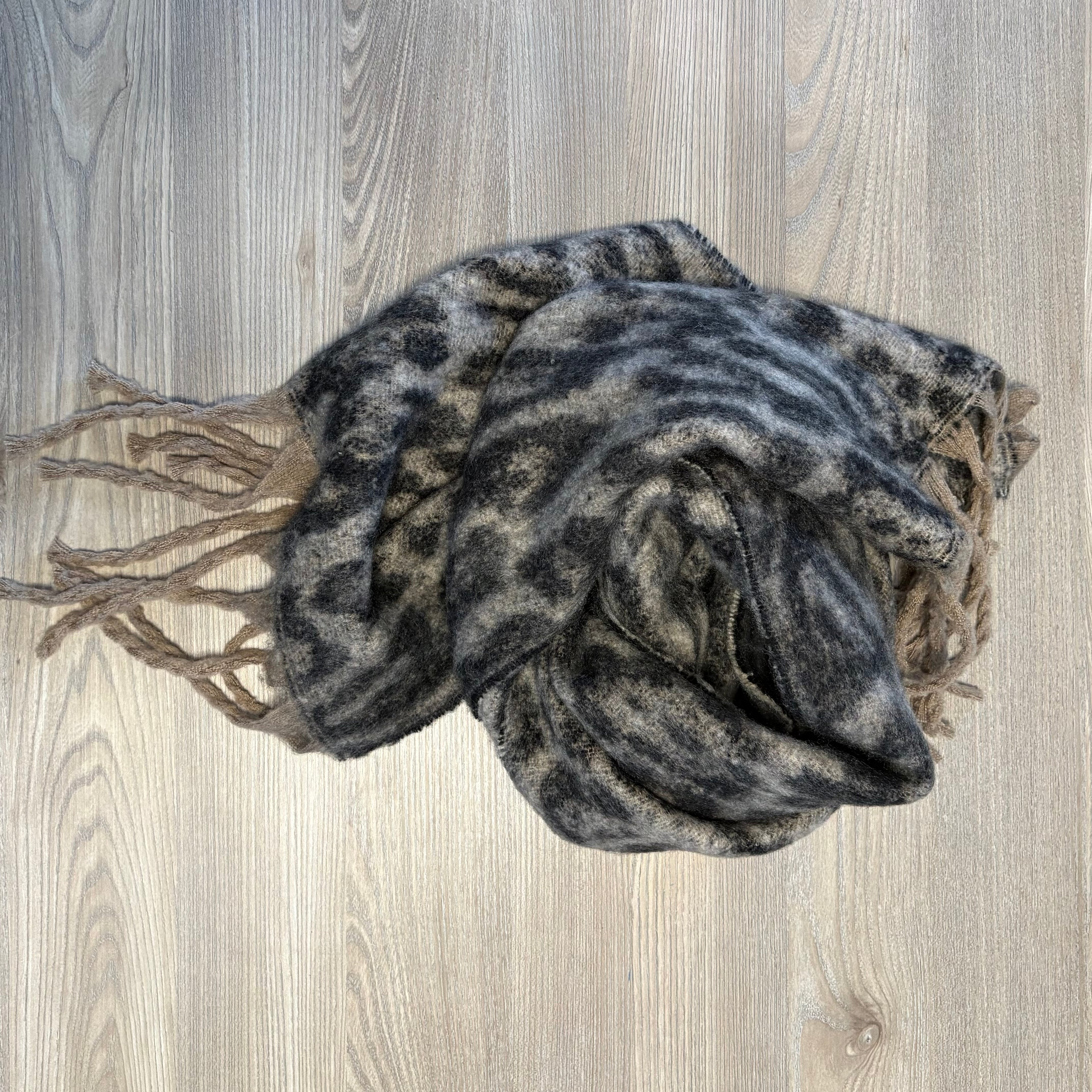 Écharpe léopard taupe